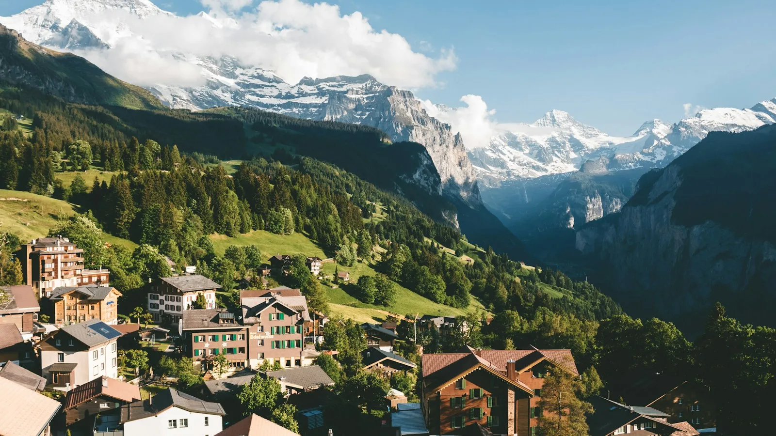 Village de chalets au pied de montagnes enneigées en Suisse
