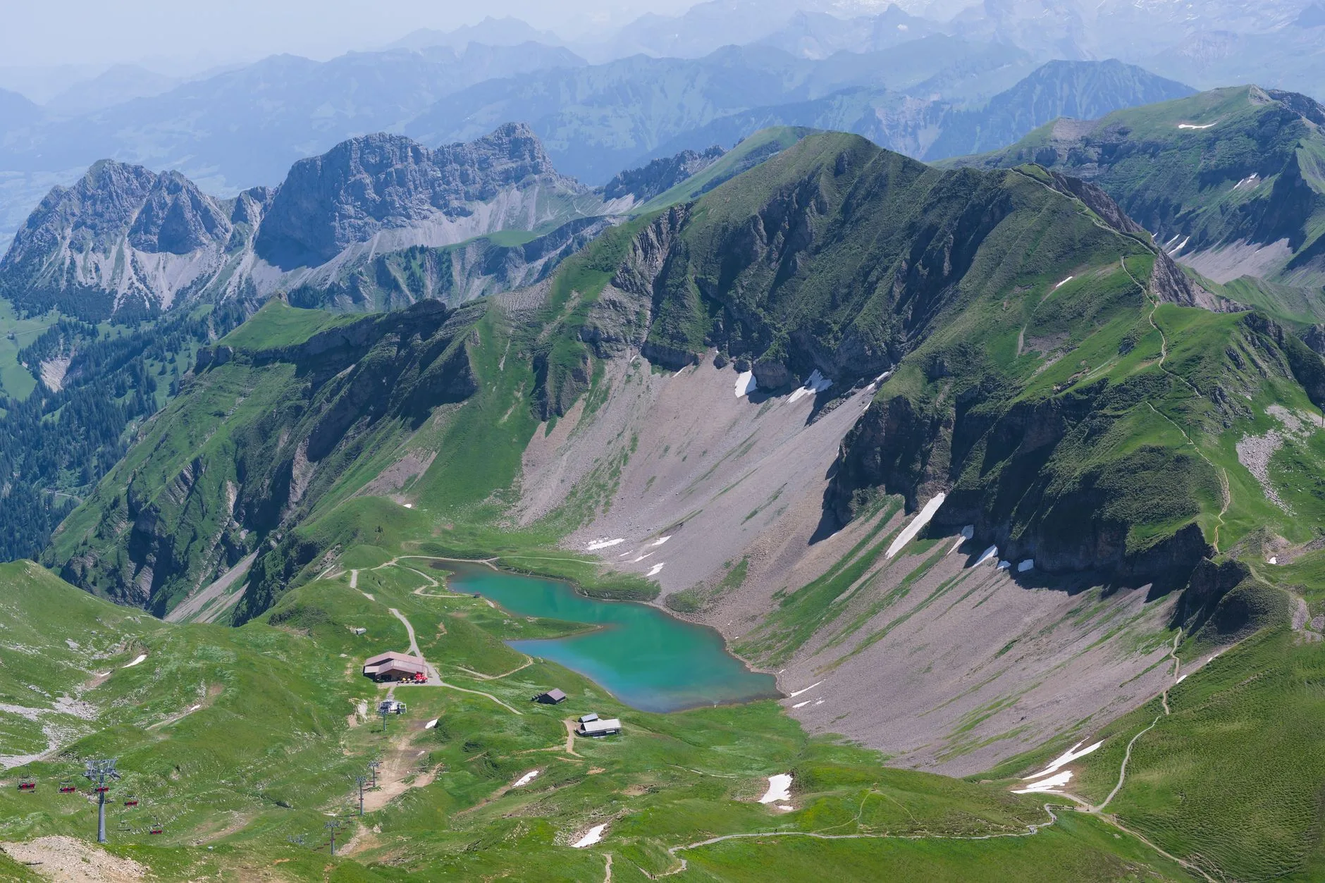 Paysage de montagnes et de lac en Suisse