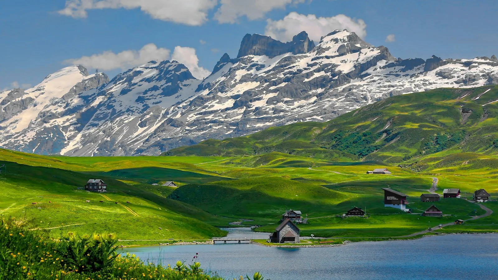 Village de montagne suisse avec chalets au pied des sommets