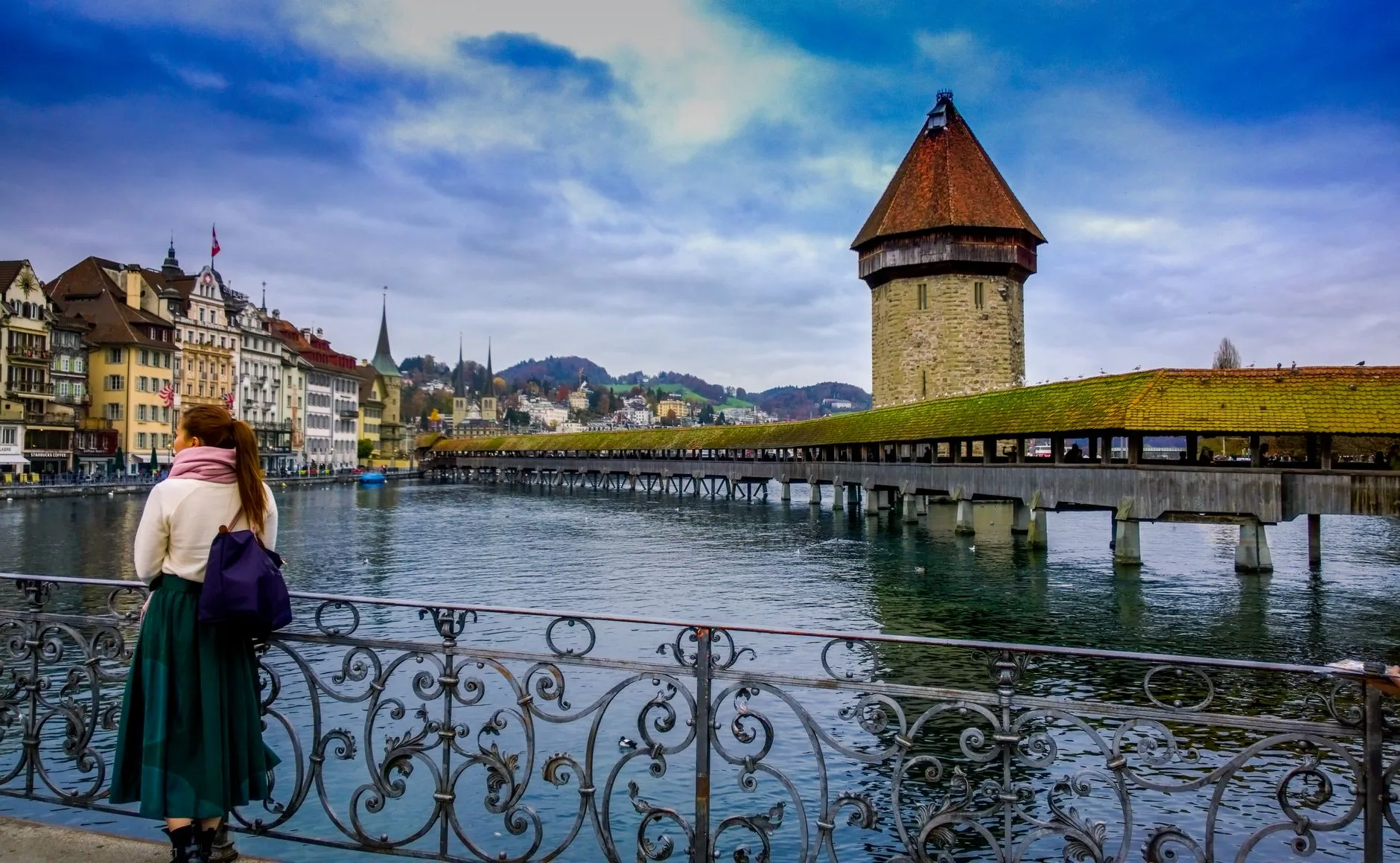 Le pont de la Chapelle et la vieille ville de Lucerne au bord de la Reuss