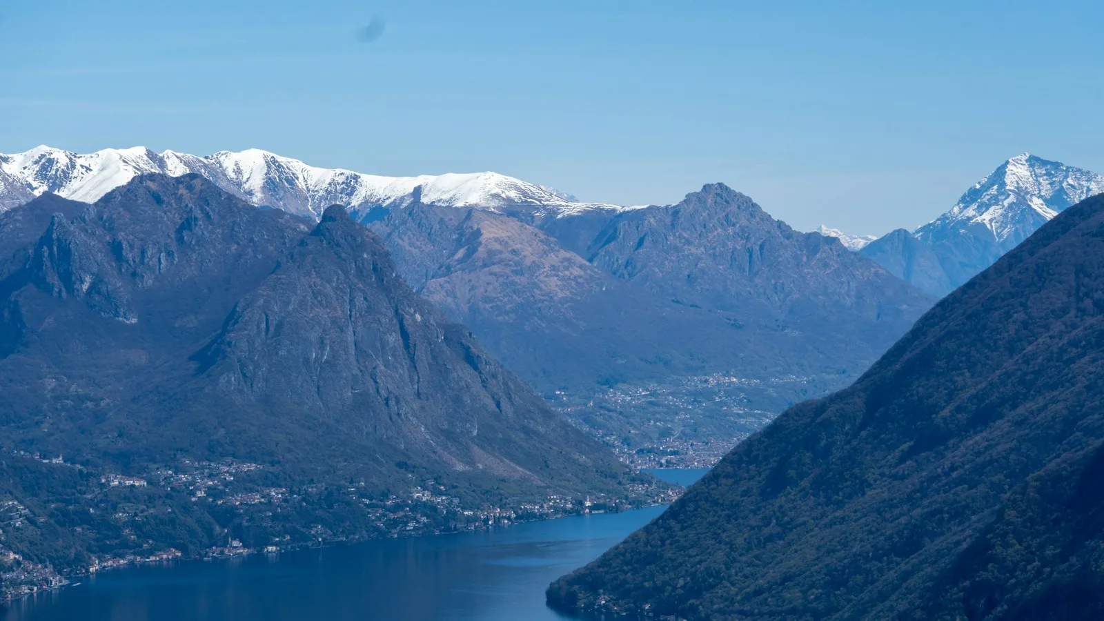 Vue sur le lac de Lugano et les montagnes du Tessin