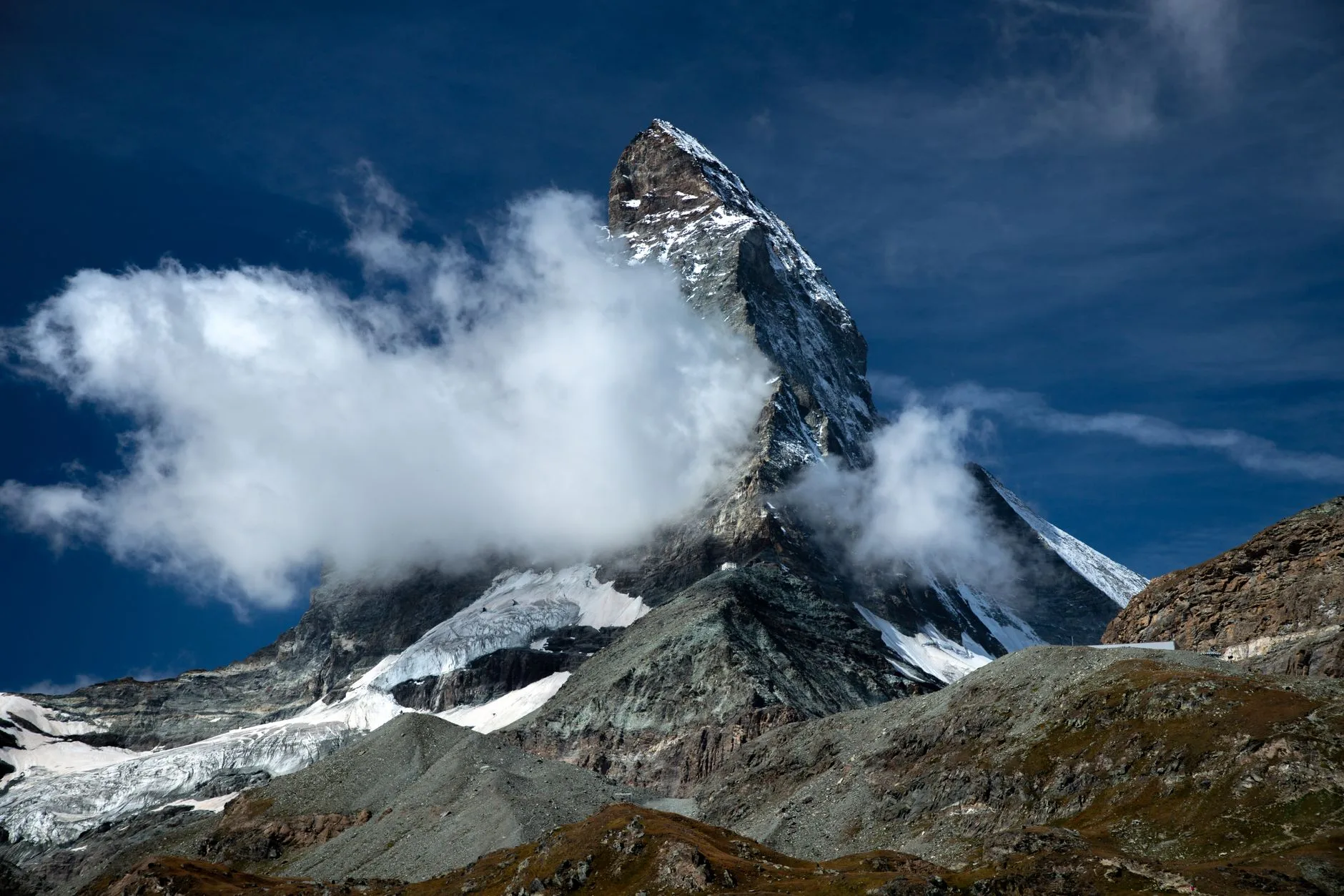 Le Cervin enneigé sous un ciel bleu en Valais